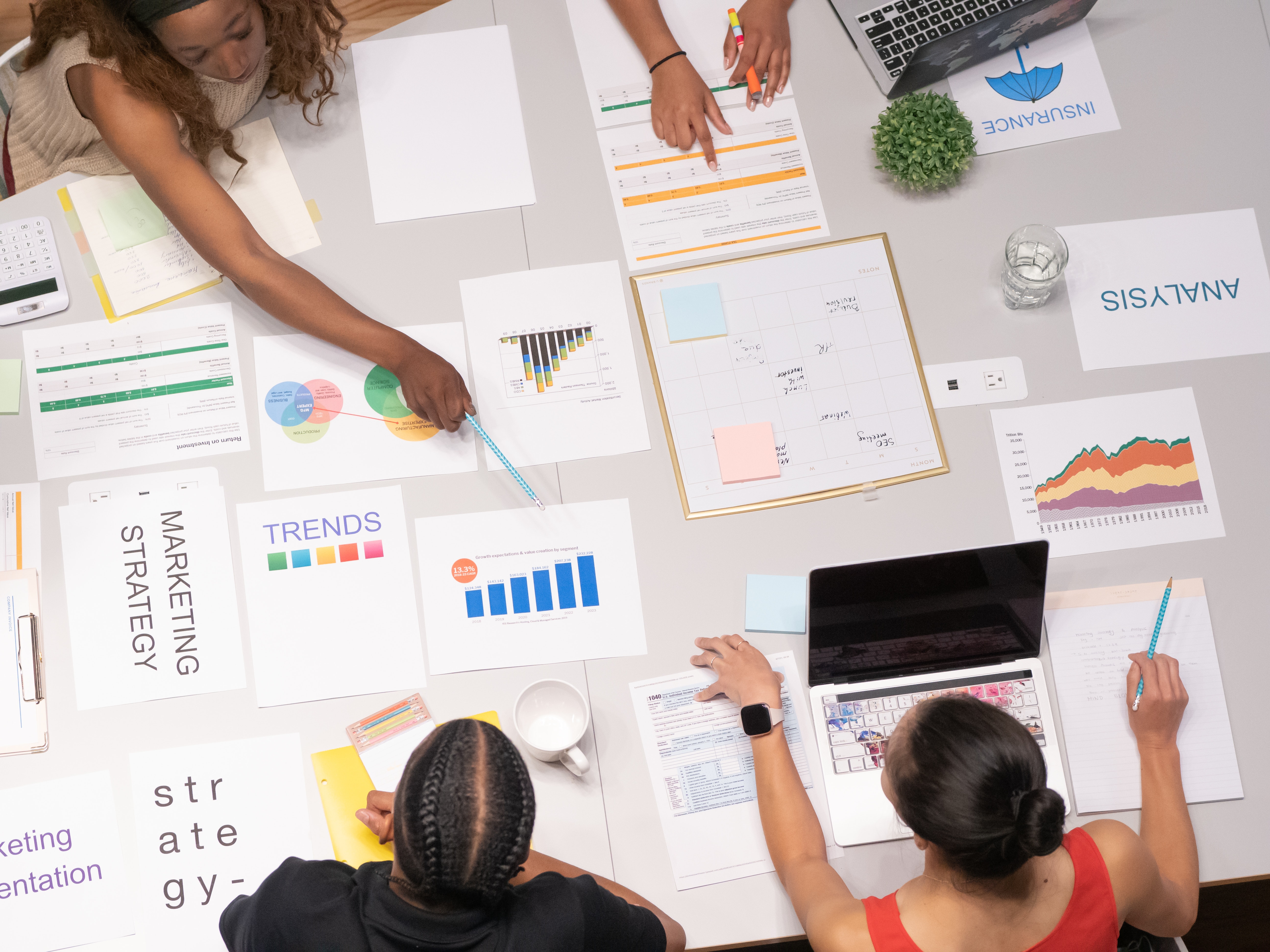 Adopter une gestion prévisionnelle permet d'anticiper les flux de trésorerie et d'assurer une meilleure stabilité financière. En planifiant à l’avance, les entreprises peuvent éviter les imprévus, optimiser leurs ressources et prendre des décisions stratégiques en toute sérénité.