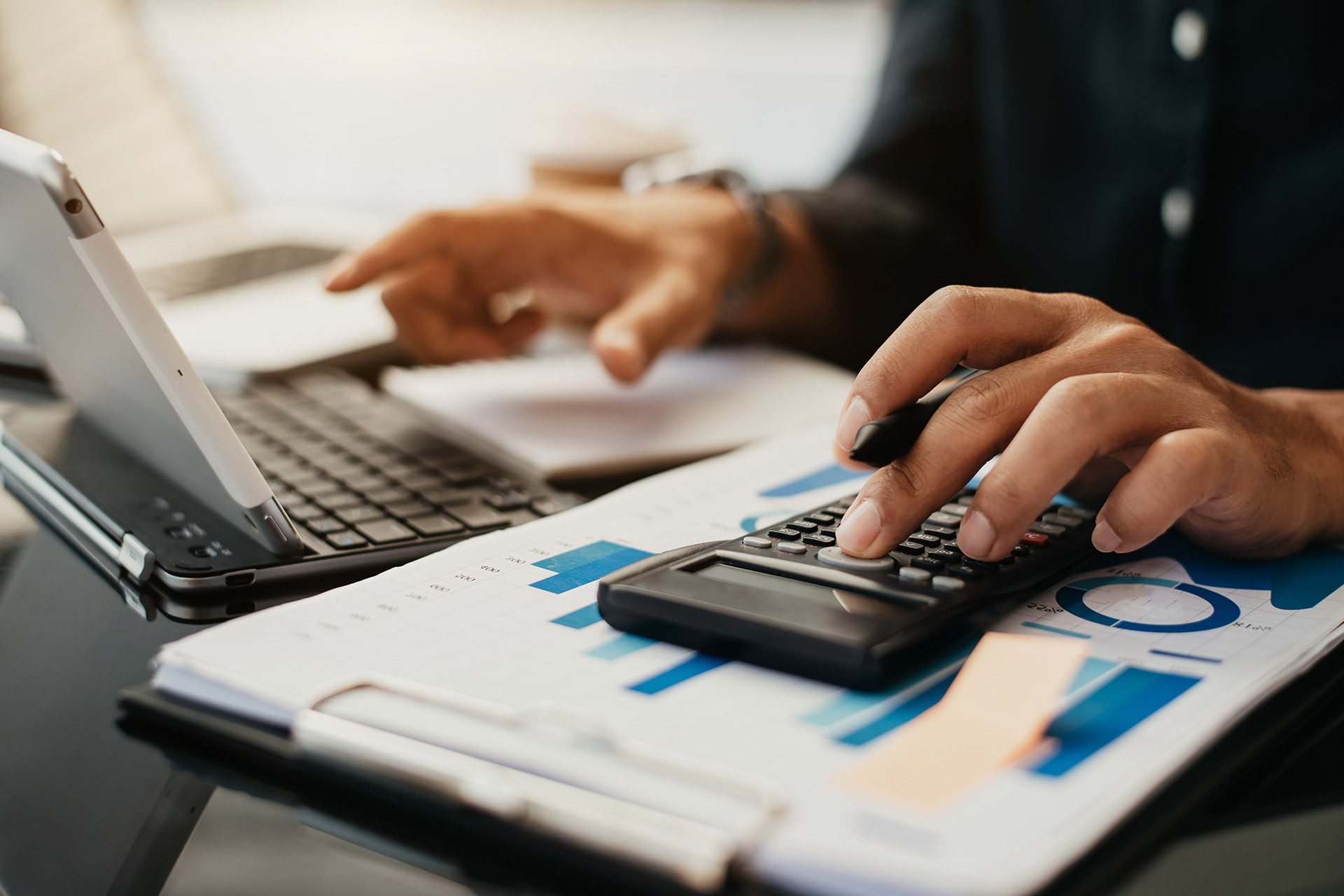 À Caen, nous réalisons des bilans et rapports réguliers pour suivre la santé financière de votre entreprise. Ces analyses permettent d’anticiper les besoins, d’optimiser la gestion et de prendre des décisions éclairées.