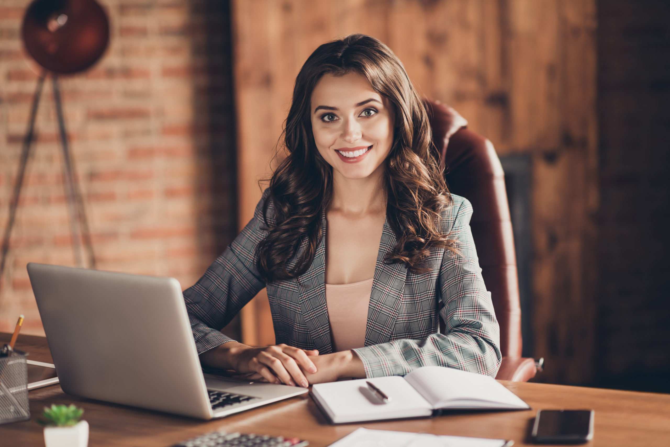 Débuter avec notre cabinet d'expertise comptable à Romans-sur-Isère, c'est bénéficier d'un accueil personnalisé et d'une évaluation de vos besoins financiers. Ensemble, nous établissons un plan d'accompagnement pour optimiser la gestion et soutenir le développement de votre entreprise.