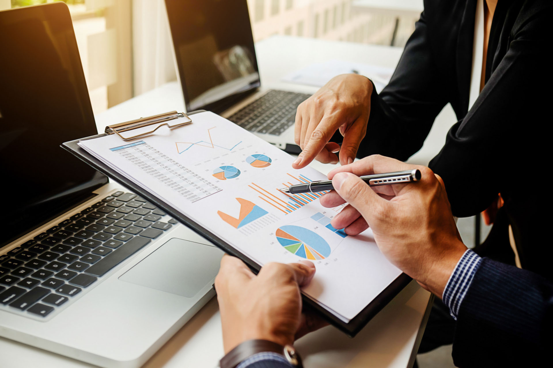 La personnalisation des services comptables inclut un conseil sur-mesure et des stratégies d'optimisation adaptées à chaque entreprise. Cette approche garantit des solutions efficaces pour maximiser la performance financière tout en répondant aux objectifs spécifiques de chaque client.