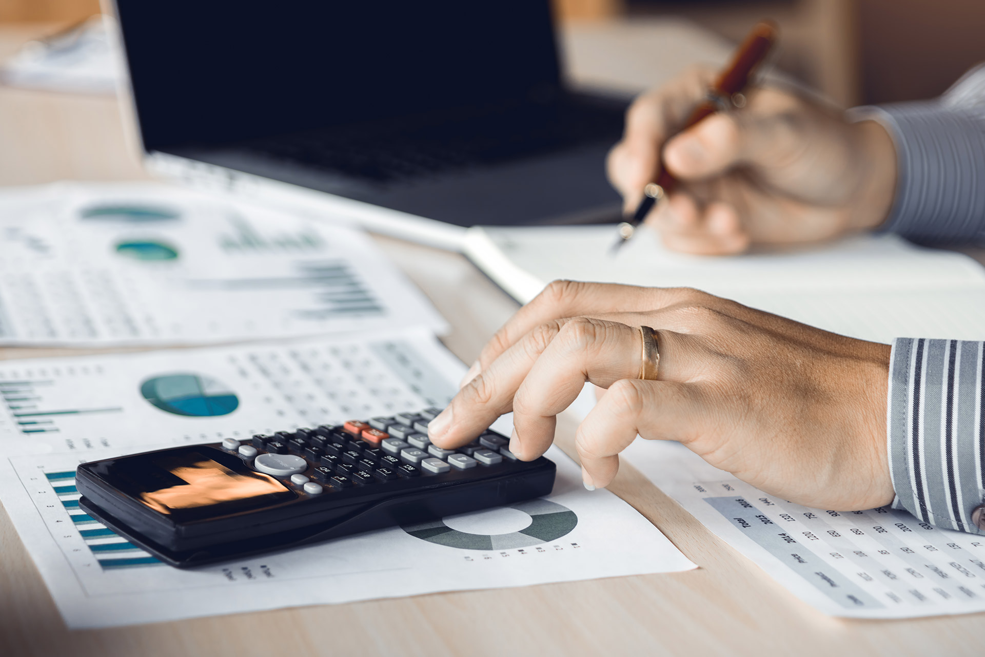 À Aix-en-Provence, Easy Expert propose une gamme complète de services, incluant la gestion comptable, le conseil fiscal, la gestion des paies et l’accompagnement à la création d’entreprise. Nos solutions sur mesure s’adaptent aux besoins de chaque entreprise pour favoriser leur réussite.