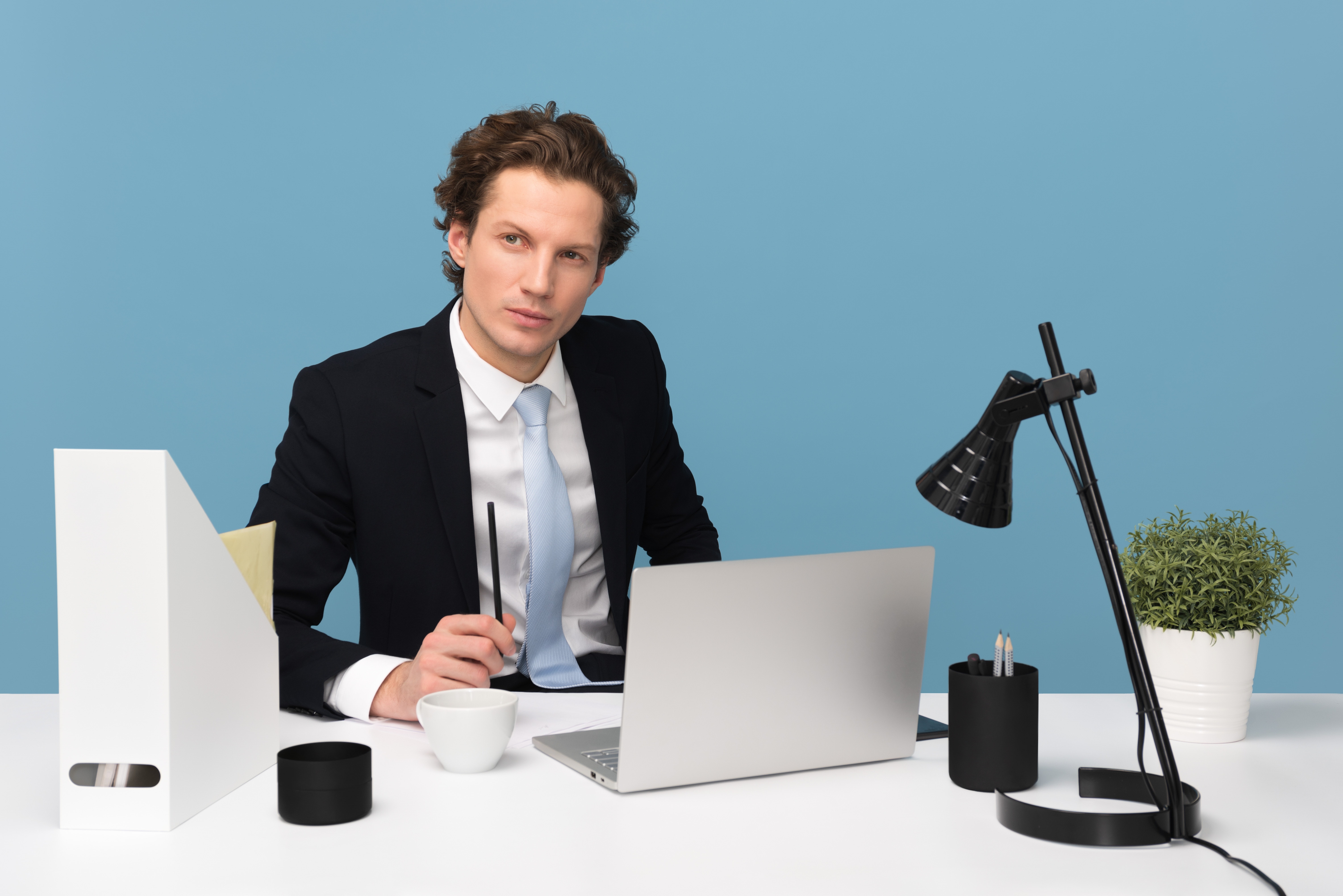 Les professions libérales regroupent des experts indépendants qui exercent des activités intellectuelles, techniques ou de soins, souvent avec un statut d’autonomie. Ces professionnels offrent des services personnalisés, fondés sur leur expertise et leur savoir-faire spécifique.