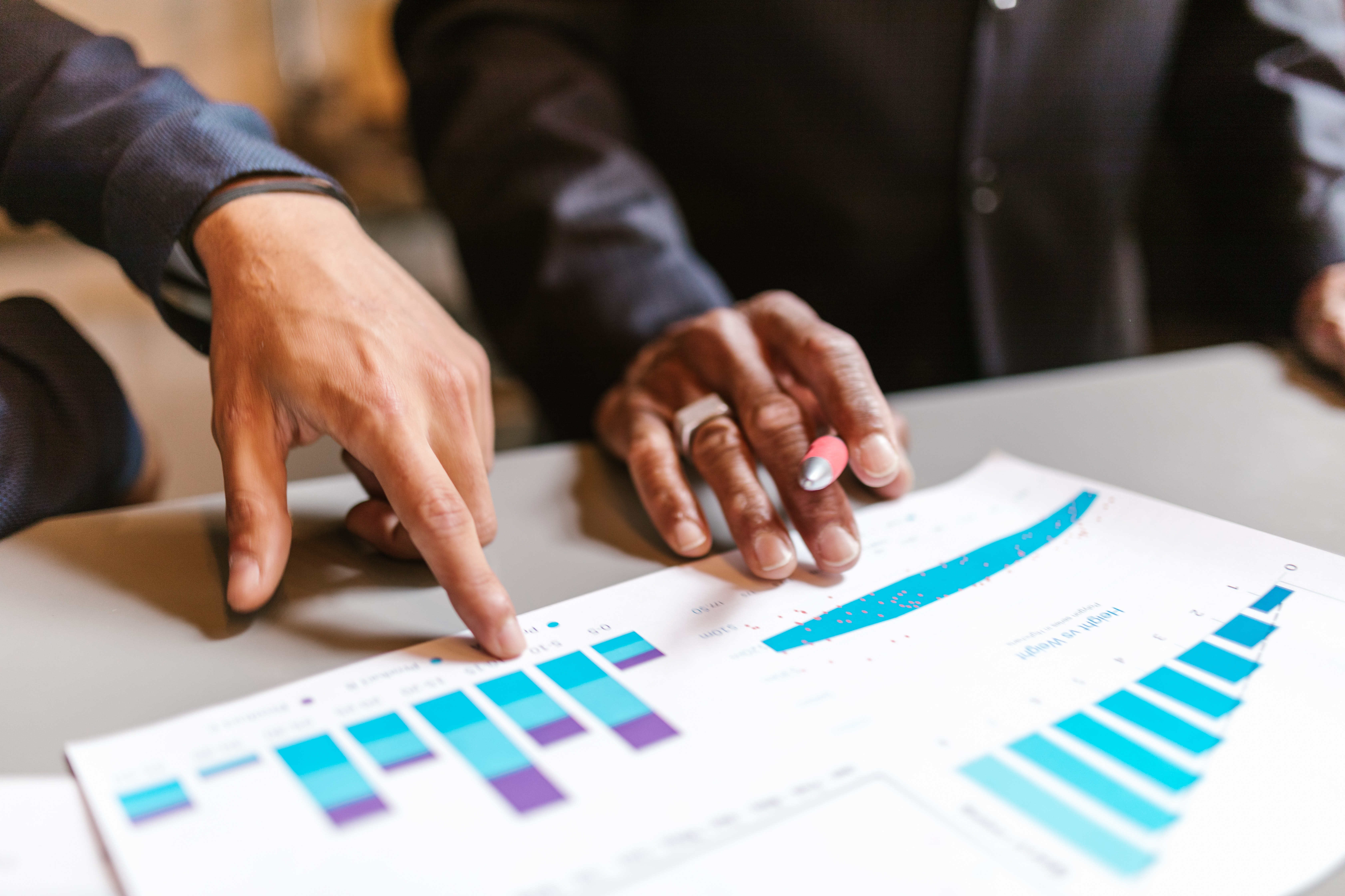 Le suivi rigoureux et les tableaux de bord personnalisés à Saint-Flour offrent aux entreprises une vision claire et en temps réel de leurs indicateurs de performance. Ce service permet d'ajuster les décisions stratégiques et de piloter efficacement l'activité pour atteindre les objectifs financiers et opérationnels.